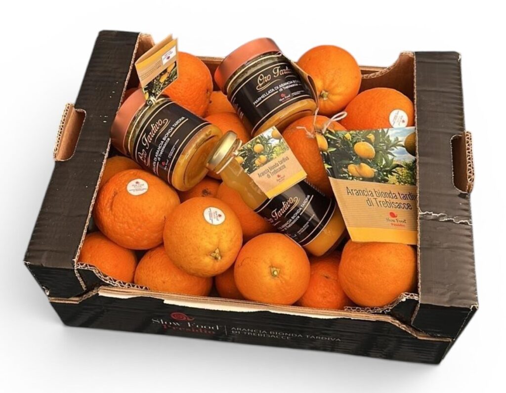 Cassetta-di-arance-bionde-tardive-con-i-prodotti-derivati, marmellata, spremuta e polvere.